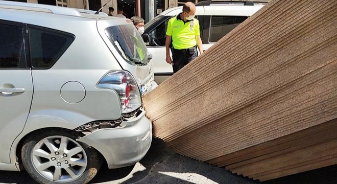 Kamyonetin kasasındaki 5 ton sunta 3 aracın üzerine düştü