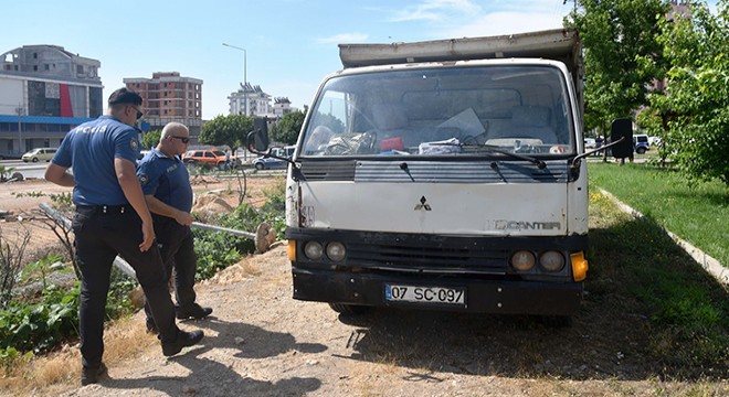 Kamyonetini yıkım ekiplerinin üzerine sürdü