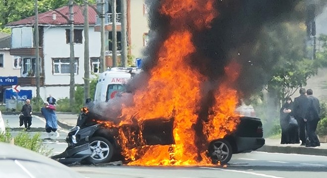 Kamyonetle çarpışan otomobil alev aldı: 2 yaralı