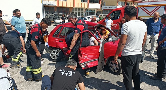 Kamyonetle çarpışan otomobilin sürücüsü yaralandı