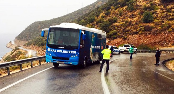 Kamyonetle midibüs çarpıştı: 2 yaralı