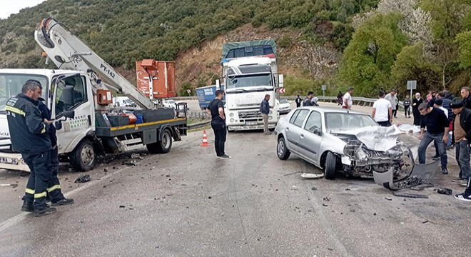 Kamyonetle otomobil çarpıştı: 5 yaralı