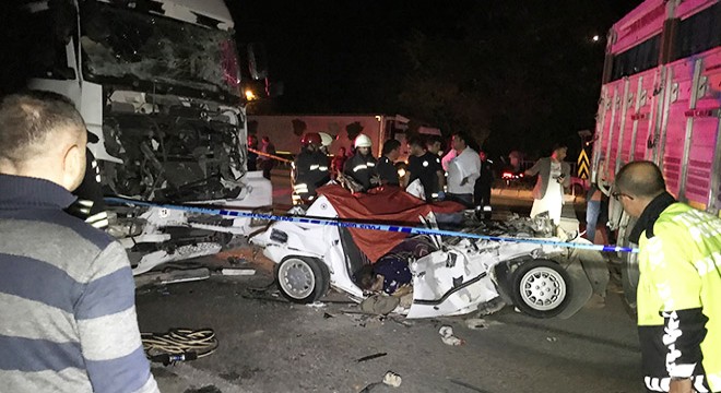 Kamyonla çekilen otomobile TIR çarptı: 3 ölü, 2 yaralı