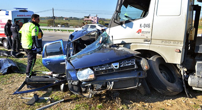 Kamyonla çarpışan otomobildeki çift öldü