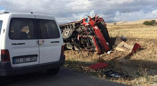 Kamyonla çarpışan traktör ikiye bölündü