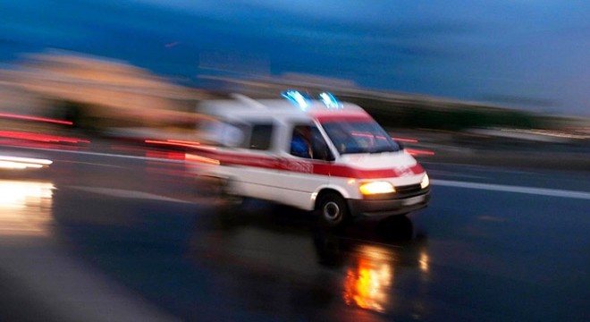 Kamyonun altına giren otomobilin sürücüsü yaralandı