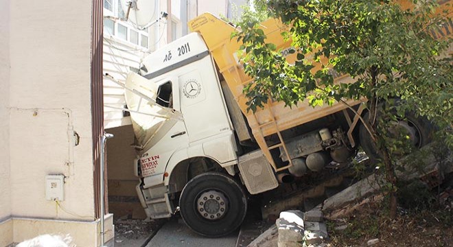 Kamyonun çarptığı apartmanın duvarı yıkıldı