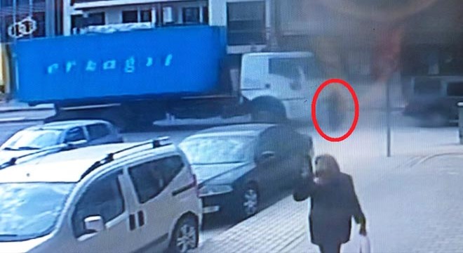 Kamyonun çarptığı kadının öldüğü kaza kamerada