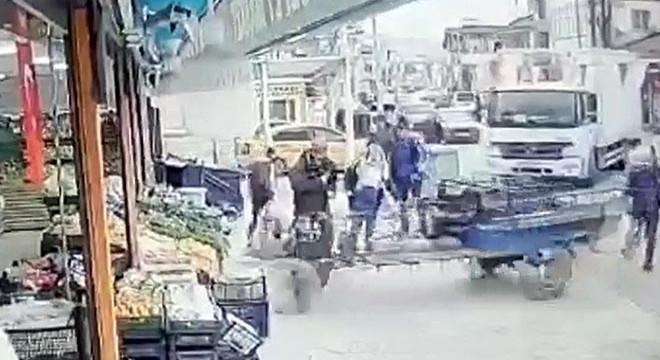 Kamyonun çarptığı pat pat hareket edip markete girdi