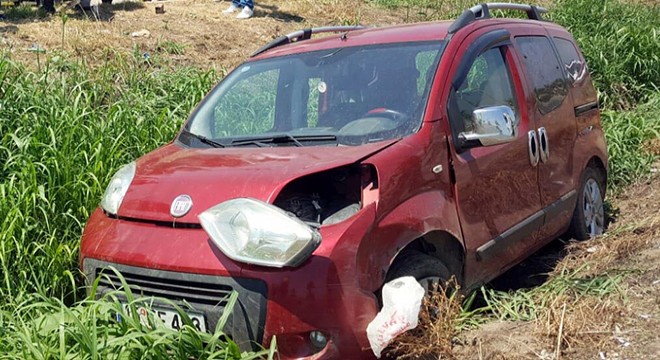 Kanala düşen hafif ticari aracın sürücüsü yaralandı