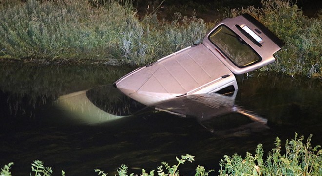 Kanala düşen otomobilin sürücüsü kaçtı