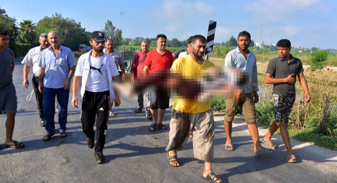 Kanaldan çıkarılan oğlunun cansız bedenini kucağında taşıdı