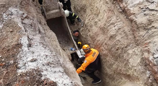 Kanalizasyon kazısında göçük; toprağa saplanan işçi yaralandı