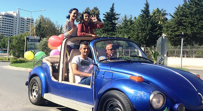 Kanseri yendi, üstü açık araçla şehir turu yaptı