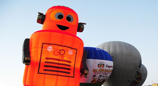 Kapadokya'da balon festivali kortej yürüyüşüyle başladı
