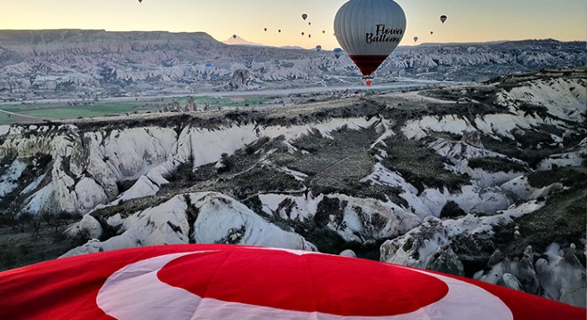 Kapadokya'da balonlar, Türk bayraklarıyla havalandı