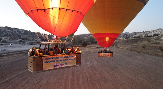 Kapadokya'da, balonlar kadına şiddete tepki için havalandı