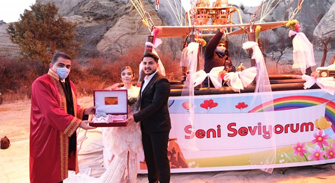 Kapadokya'da sıcak hava balonunda dünya evine girdiler