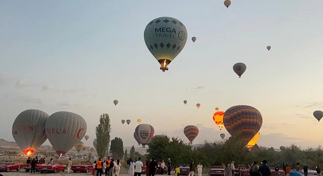 Kapadokya da balonlar, Türk bayrakları ile havalandı