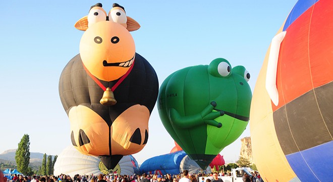 Kapadokya da festival balonları gökyüzünü süsledi