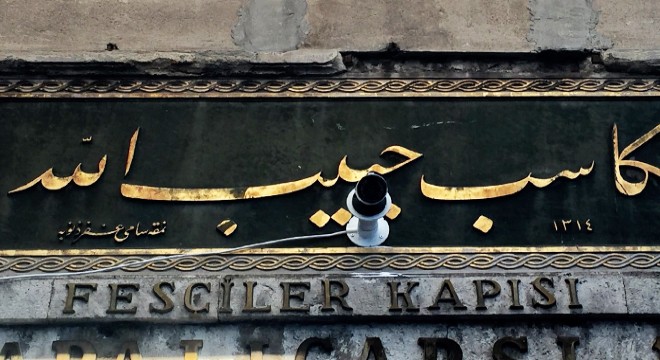 Kapalçarşı'da tarihi kitabeye matkaplı darbe
