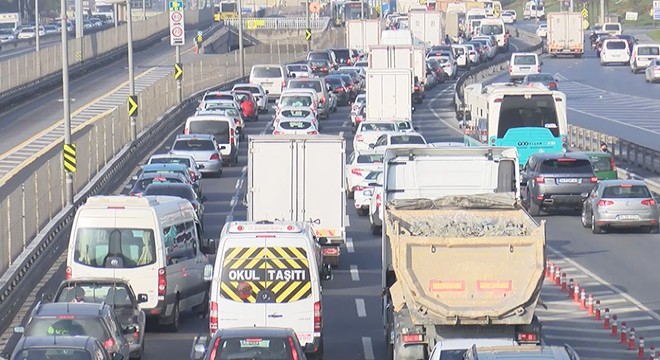 Kapanmanın ilk gününde toplu ulaşım ve trafikte yoğunluk; ek sefer konuldu