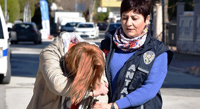 Kapı kilitlerini kırıp, hırsızlık yapan sevgililer yakalandı