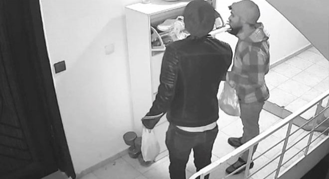 Kapı önlerindeki ayakkabı ve terlikleri alıp, kaçtı