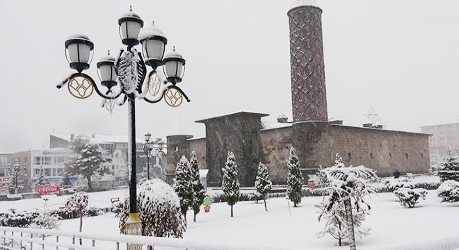 Kar durdu, soğuk başladı