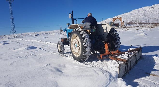 Kar nedeniyle atölyesine gidemedi, küreme aracı yaptı