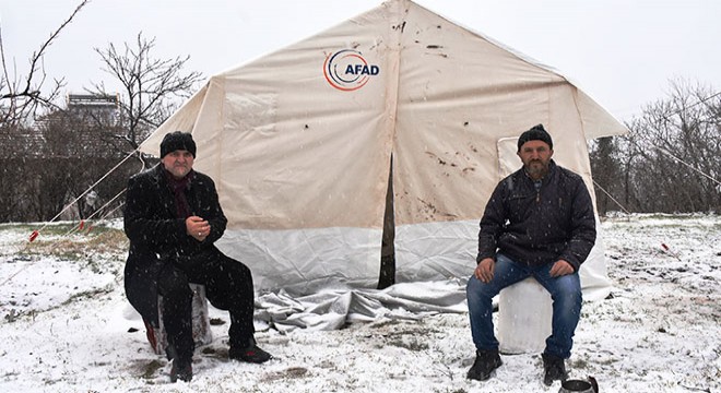 Kar yağışı, depremzedeleri olumsuz etkiledi