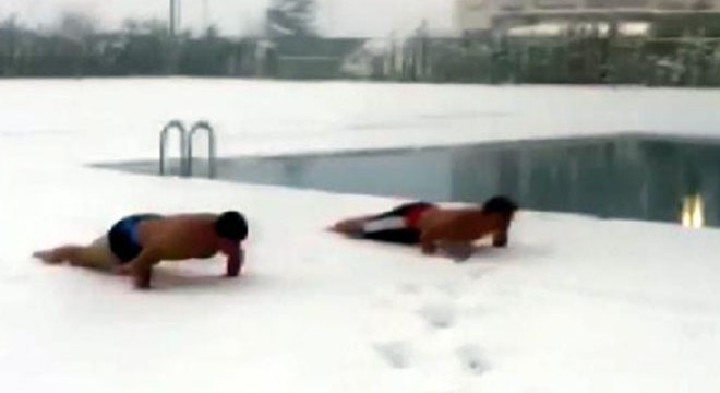 Kar yağışını eğlenceye dönüştürdüler