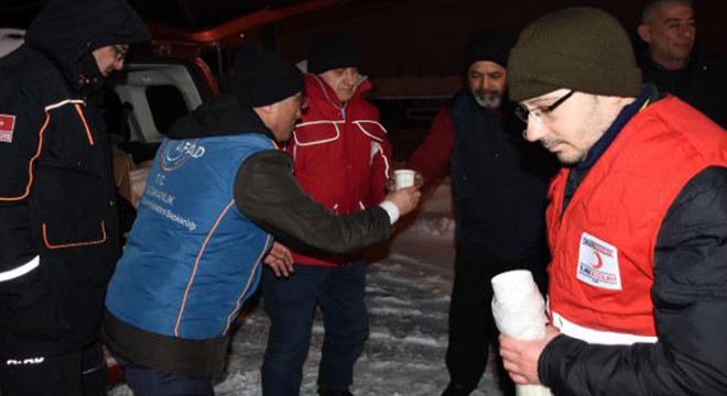 Kar nedeniyle yollarda kalanlara çorba ve kumanya dağıtıldı