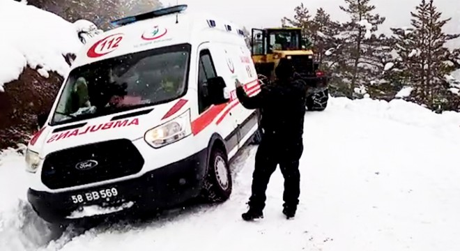 Kara saplanan ambulans, iş makinesiyle çekildi
