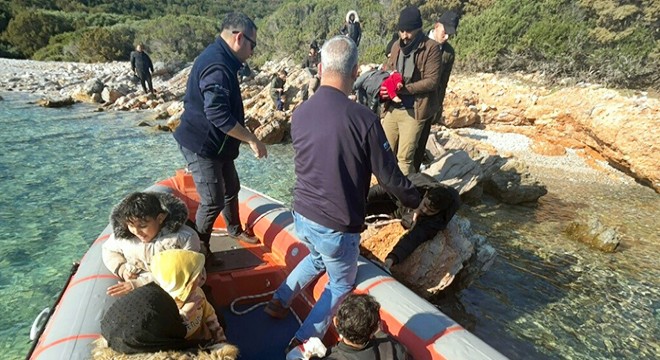 Karaada'da mahsur kalan 29 kaçak göçmen kurtarıldı