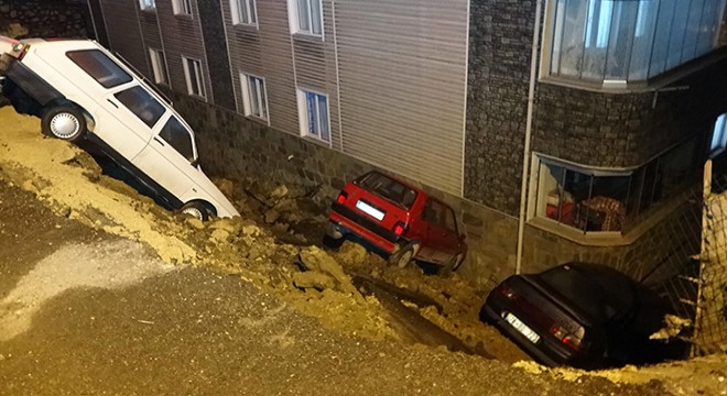 Karabük'te istinat duvarı çöktü, 4 otomobilde hasar oluştu