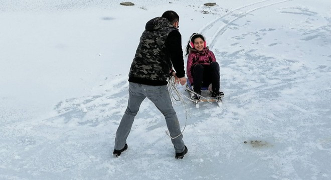 Karabük te gölet buz tuttu