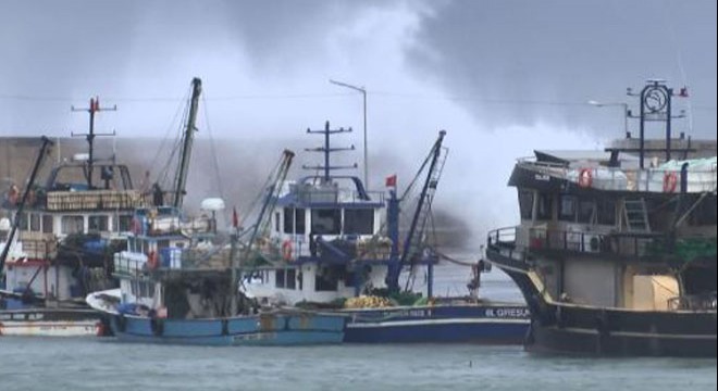 Karaburun da fırtına; dev dalgalar oluştu