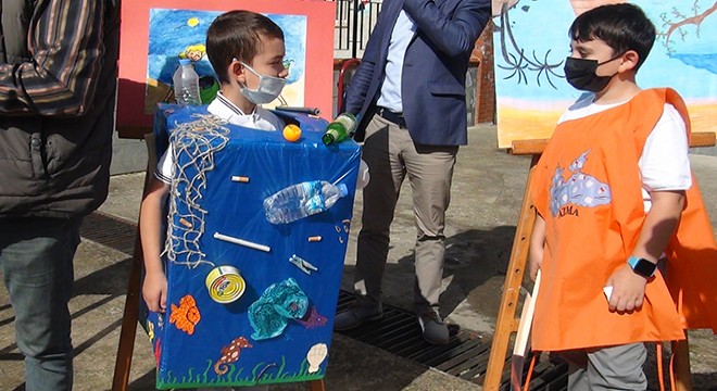 Karadeniz'de kirliliğe plastik kıyafetlerle dikkat çektiler