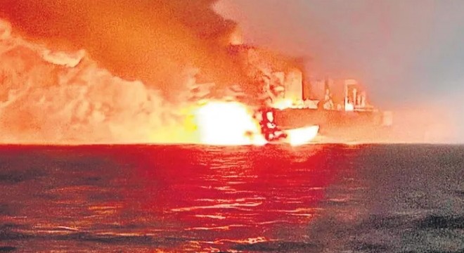 Karadeniz’de iki gemi alev alev yandı
