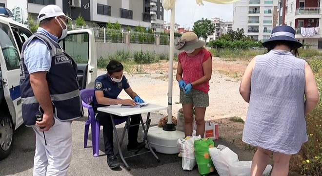 Karantina önlemlerini ihlal eden iki kadına para cezası