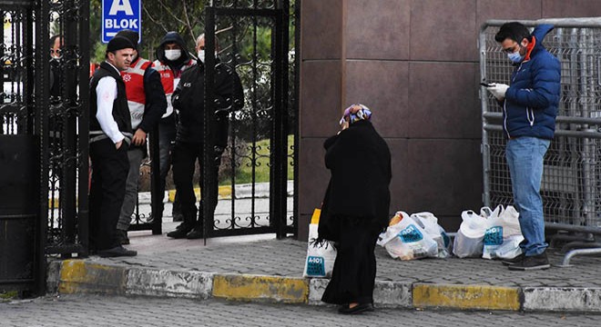 Karantina yurduna bir grup gönüllü temizlik için geldi