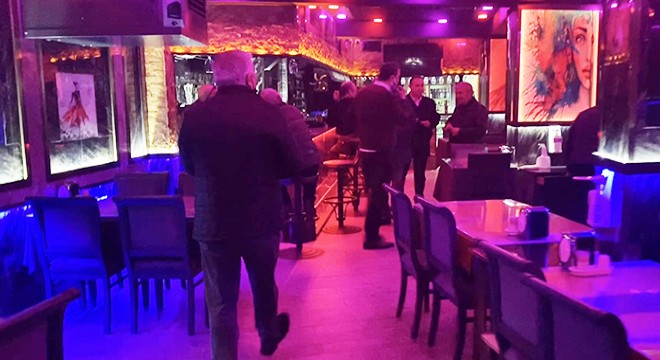 Karantinada olması gereken aşçı pavyonda yemek yaparken yakalandı
