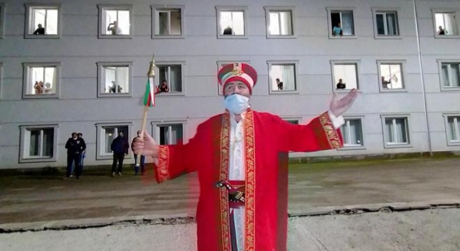 Karantinadaki vatandaşlara Mehter Takımı'ndan maskeli konser