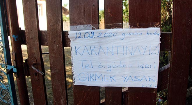 Karantinadayken evinin kapısına uyarı yazısı astı