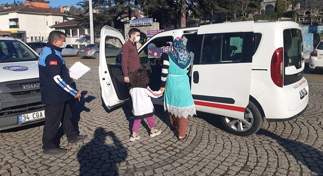Karantinayı ihlal etti, çocuğuyla dilenirken yakalandı