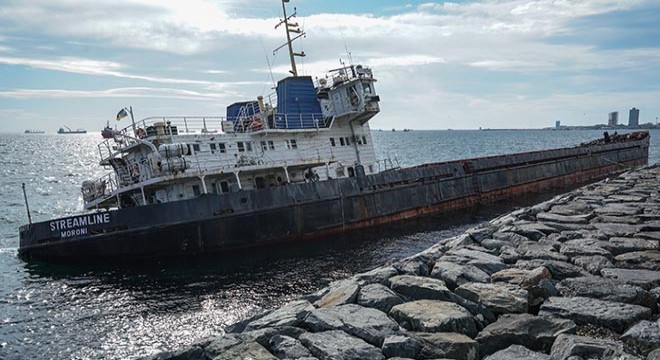 Karaya oturan gemi 10. gününde de yerinde duruyor