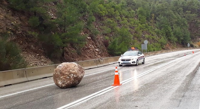 Karayoluna düşen kaya parçası ulaşımı aksattı