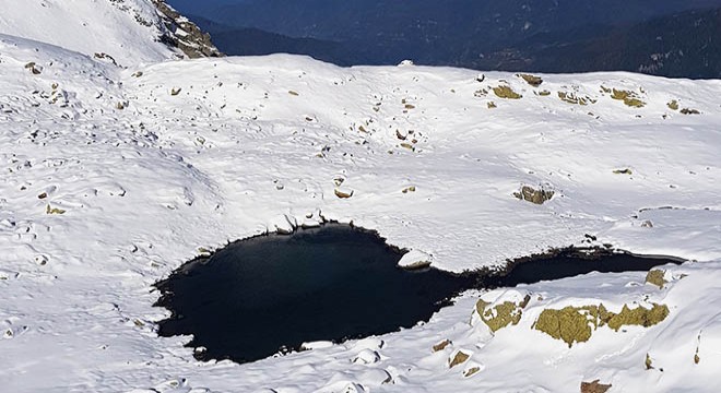 Karçal Dağı'nda göller ve akarsular buz tuttu