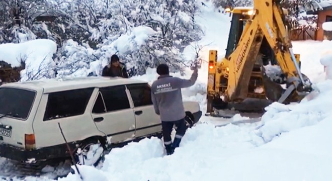Karda mahsur kaldı, ekipler kurtardı